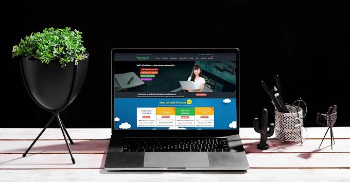 Giao diện website doanh nghiệp chuẩn SEO do WebSEO thiết kế hiển thị trên laptop