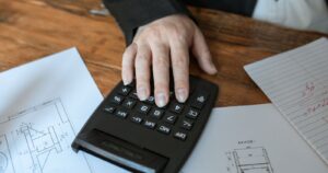 Chi phí dịch vụ SEO ở Việt Nam: các mô hình tính giá và bẫy “cam kết top”
